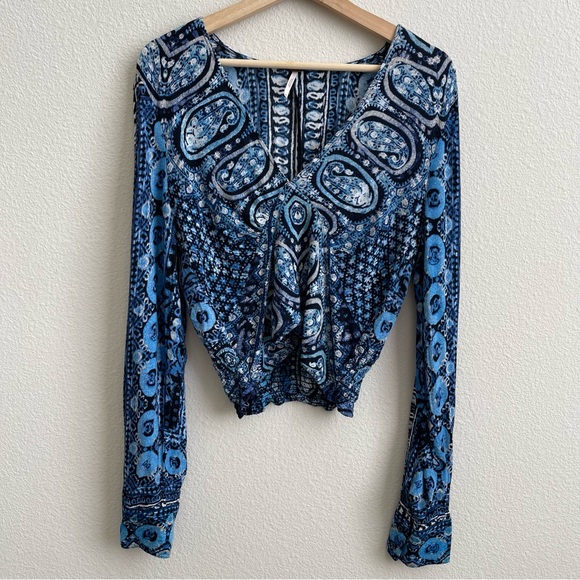 FREE PEOPLE Blue Boho Wild & Free V Neck Smocked Long Sleeve Cropped Blouse Top - Picture 2 of 12